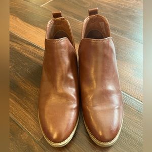 Women’s size 8 Universal Thread ankle boots